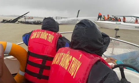 Hiện trường hàng loạt tàu, ca nô du lịch bốc cháy tại Cửa Đại: Thiệt hại khoảng 20 tỉ đồng
