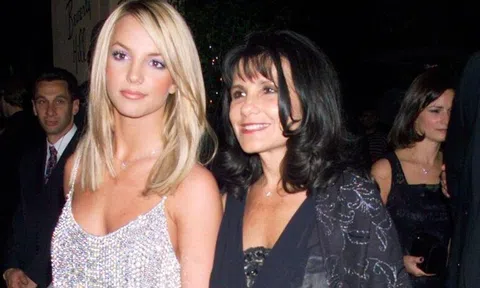 Britney Spears nói từng bị mẹ đánh vì đi chơi khuya