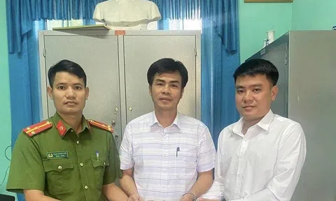 Quảng Bình: Cán bộ xã trả gần 60 triệu đồng cho du khách để quên