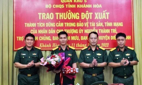 Khen thưởng sĩ quan trẻ giúp dân bắt gọn đối tượng cướp xe máy