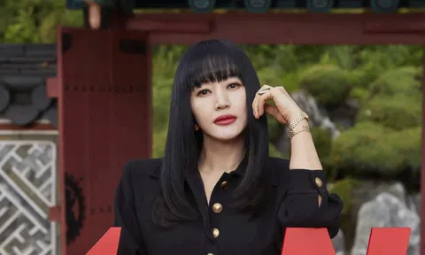 ‘Chị đại’ Kim Hye Soo trẻ trung ở tuổi 52