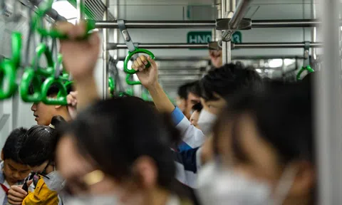 Tàu Cát Linh - Hà Đông chật kín người giờ cao điểm