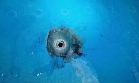 Sét đánh thủng vỏ máy bay tại Tân Sơn Nhất, 2 người bị thương