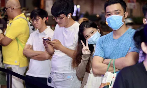 Đi xa, chờ đợi để nhận iPhone 14 giữa đêm