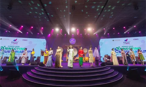 Sợi vải xanh biến hoá trong BST quốc phục 15 quốc gia tại Diễn đàn “Nhịp cầu ASEAN ++”