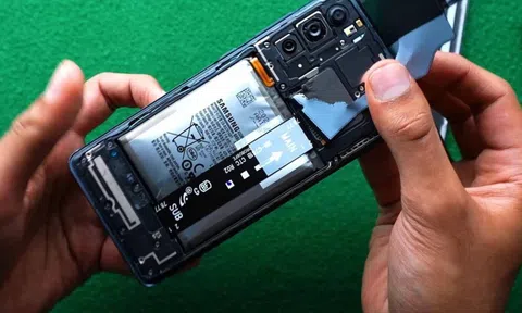 Một số điện thoại đời cũ bị phồng pin, bung nắp lưng