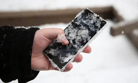 Trời lạnh, pin điện thoại sụt nhanh đến thảm họa. Cần biết điều này ngay trước khi cắm sạc