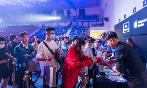 Thuê nhà thi đấu, xe buýt 2 tầng để mở bán iPhone 14