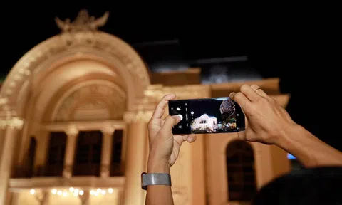 Trải nghiệm Galaxy S22 series trên chuyến bus 'Sống đậm chất đêm'