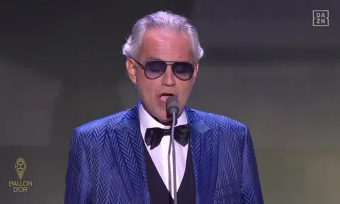 Danh ca mù Andrea Bocelli gây xúc động ở lễ Quả Bóng Vàng
