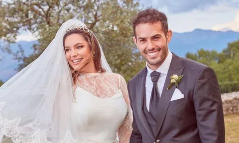 ‘Bom sex’ Kelly Brook khoe ảnh cưới lãng mạn ở Ý