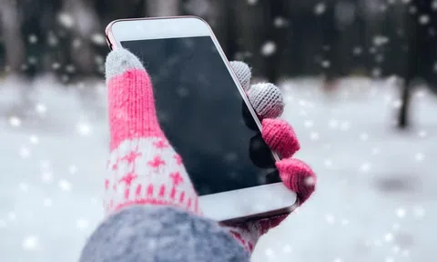 Vì sao thời tiết lạnh khiến pin điện thoại sụt nhanh hơn?