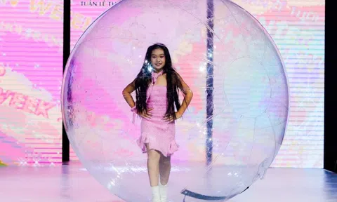 Mẫu nhí gây ấn tượng khi catwalk trong quả bóng