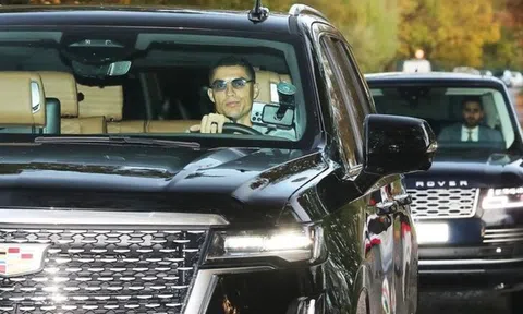 Cristiano Ronaldo đang dùng điện thoại gì?