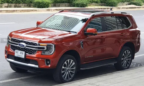 Ford Everest 2023 phiên bản Platinum dùng động cơ 3.0 V6 xuất hiện
