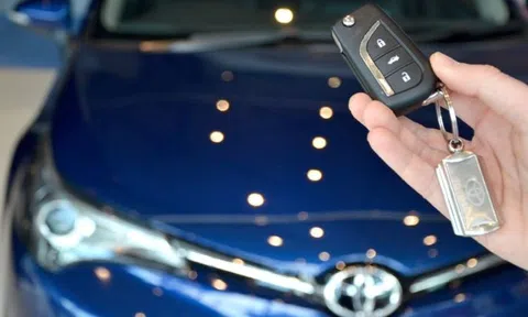 Khách mua xe Toyota chỉ nhận được 1 chìa khóa điện tử