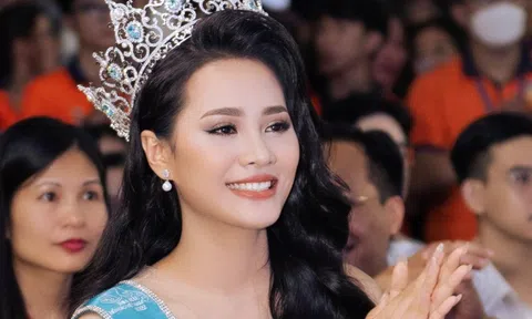 Hoa hậu Đinh Như Phương về thăm trường đại học