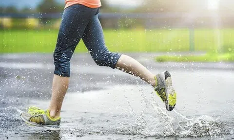 Có nên chạy bộ dưới trời mưa?