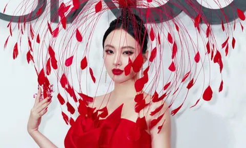 Angela Phương Trinh mặc gợi cảm tái xuất showbiz