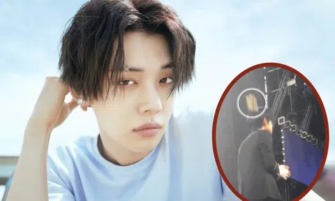 'Đàn em BTS' bị khán giả ném rác vào người