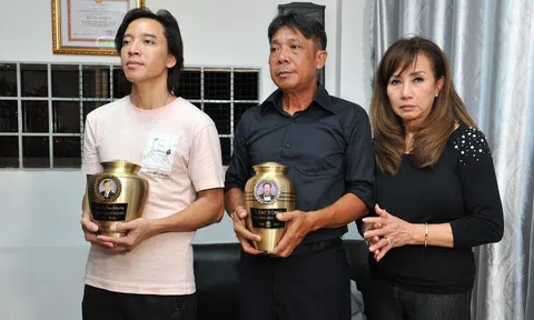 Vợ chồng Việt Hương mang tro cốt nhạc sĩ Lam Phương về đến Việt Nam