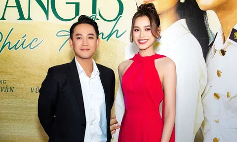 Hứa Vĩ Văn và Đỗ Thị Hà thoải mái chụp ảnh sau 2 năm gặp lại