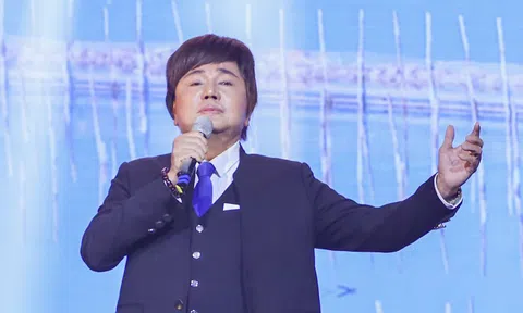 Nghệ sĩ Châu Thanh trình diễn trong đêm nhạc từ thiện