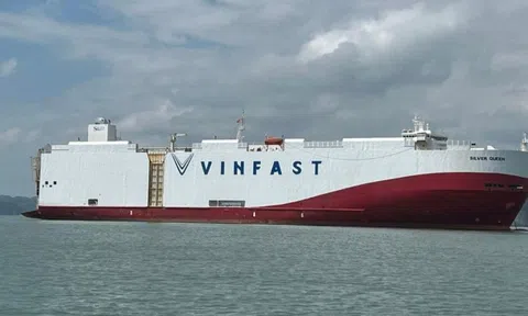 Tàu vận chuyển xe VinFast xuất khẩu xuất hiện tại Hải Phòng
