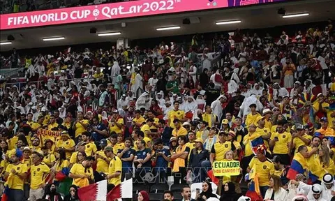 Khán giả nhận vé viết tay do sự cố trên ứng dụng của FIFA