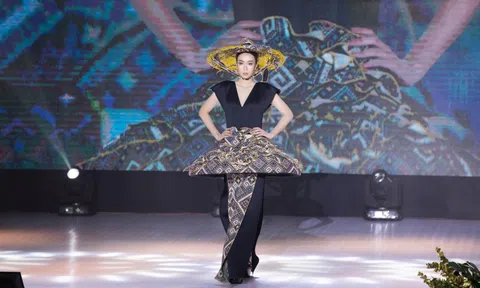 'Miss Peace' Ban Mai trình diễn thiết kế của Tuyết Lê