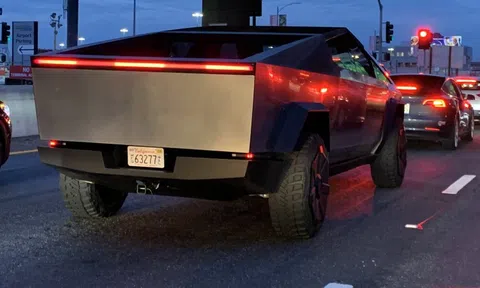 Gần 1,6 triệu người đặt mua xe bán tải Tesla