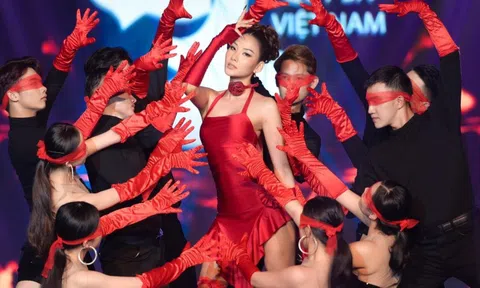 Á hậu Hoàng Thùy gây tranh cãi khi đi hát