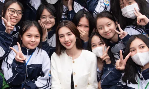 Hoa hậu Thùy Tiên được fan vây kín khi đến quê hương Quang Linh Vlog