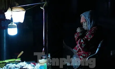 Lao động đường phố nhọc nhằn mưu sinh trong đêm rét sâu đầu đông ở Hà Nội