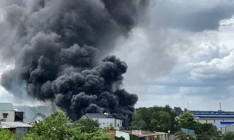 CLIP: Khói lửa ngùn ngụt kèm tiếng nổ lớn trong xưởng ở Đồng Nai