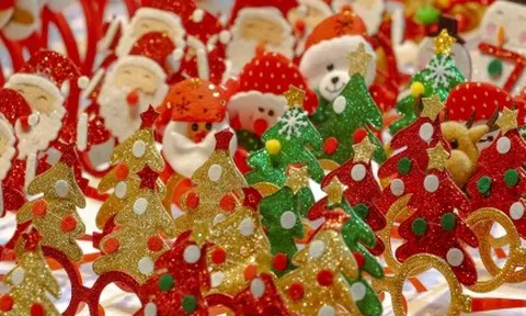 Phố Hàng Mã lung linh sắc màu trước thềm Giáng sinh 2022