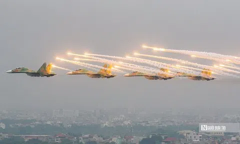 Ngắm "hổ mang chúa" trình diễn trên bầu trời Hà Nội