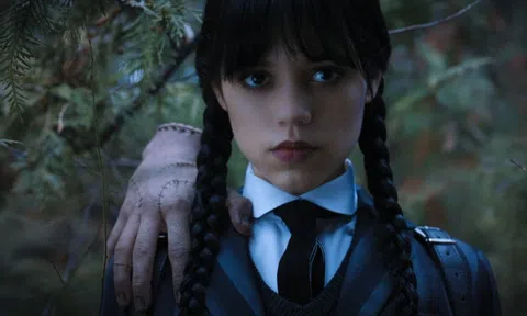 Nữ diễn viên đóng 'chị Tư' Wednesday đang gây sốt là ai?