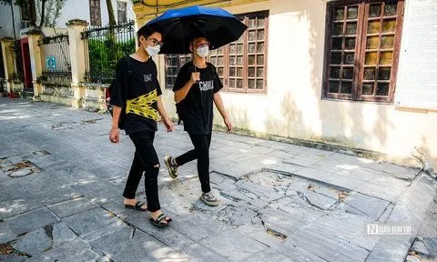 Giám đốc Sở Xây dựng Hà Nội nói đá lát vỉa hè mưa xuống thì bị giãn nở, tự vỡ