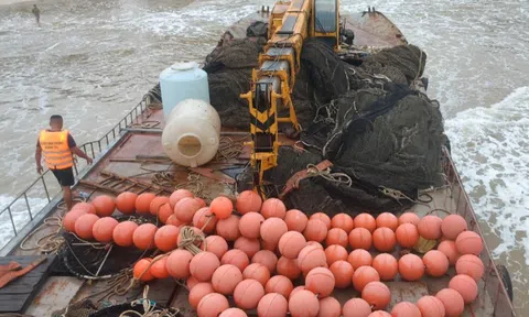 Có gì trên chiếc tàu sắt tiền tỉ, không người lái dạt vào bờ biển Quảng Trị?