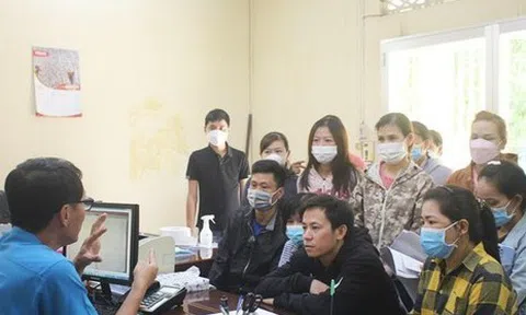 Giám đốc bặt vô âm tín giữa lúc công nhân mòn mỏi đợi lương