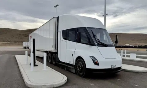 Tesla chạy thử xe sơ mi rơ moóc điện, sẵn sàng giao xe vào đầu tháng tới