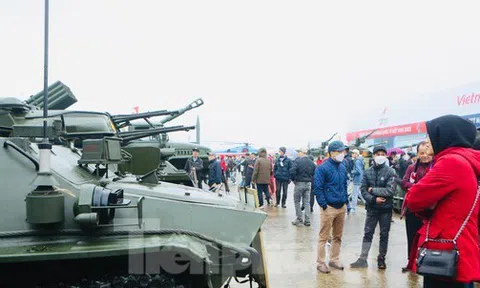 Người dân đội mưa xem triển lãm Quốc phòng quốc tế Việt Nam