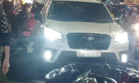 Hà Nội: Ô tô tông hàng loạt xe máy trên phố, nhiều người bị thương