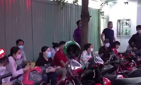 Xếp hàng từ rạng sáng chờ rút bảo hiểm xã hội 1 lần