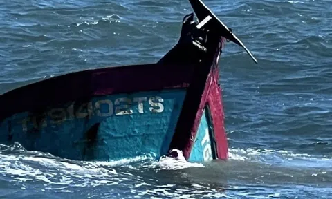 Tàu cá bị chìm sau va chạm với tàu hàng, 6 ngư dân gặp nạn trên biển