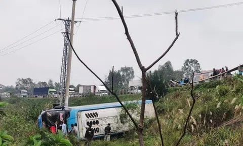 Xe khách lật xuống vệ đường sau khi đâm đối đầu xe con trên đường tránh TP. Đồng Hới