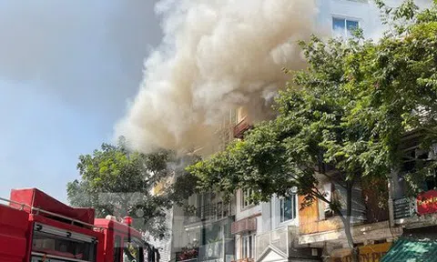 Đang cháy lớn trên phố Hà Nội, khói bốc nghi ngút, người dân ôm tài sản bỏ chạy