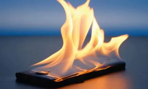 Xe chở rác ở Mỹ bốc cháy vì pin phát nổ