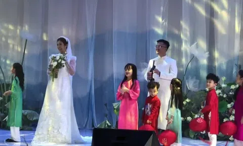 Chồng thổi sáo tặng Ngọc Hân trong ngày cưới